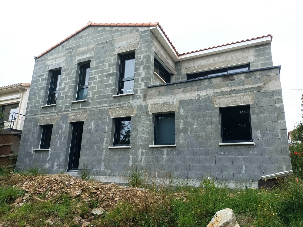 Maison sur terrain en pente-Facade sud-44-MF-Construction