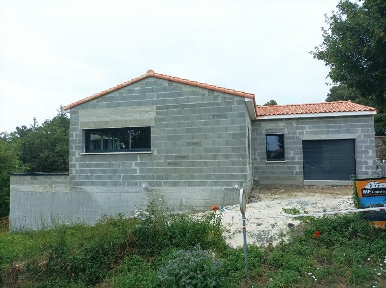 Maison sur terrain en pente-pignon est-44-MF-Construction